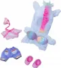A collection of doll clothing and accessories laid out on a white background. Voir les images du produit