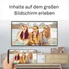A TV screen and a smartphone display the same image of three young women enjoying ice cream, suggesting content mirroring between devices. Produktbild-Vorschau