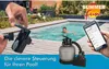 A person is swimming in a pool while a smart pool filter system is shown connected to a power outlet and controlled via a smartphone app. Produktbild-Vorschau