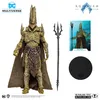 A promotional image showcasing a collectible action figure and its accessories against a white background. Voir les images du produit