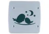 A light blue night light with a dark blue silhouette of two birds on a branch, a moon, and stars. Voir les images du produit