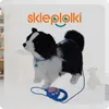 A plush toy dog with a leash and collar, set against a lightly blurred background with hints of furniture and shelves. Anteprima dell’immagine prodotto