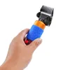 A hand holding a pet grooming clipper. Náhled obrázku produktu