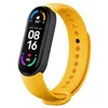 A close-up shot of a yellow smart band with a black screen displaying the time and health metrics. Voir les images du produit