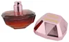 Lady Million Empire Flakon mit roséfarbenem Sprühkopf und geöffneter, diamantförmiger Verschlusskappe neben dem Fläschchen. Produktbild-Vorschau