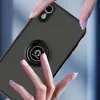 Close-up of a person's hands holding a phone case with a ring holder. Voir les images du produit