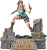 A Lara Croft statue from Tomb Raider, posed dynamically on a stone ruin base. Anteprima dell’immagine prodotto