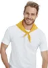 A man wearing a white t-shirt and a yellow bandana around his neck, smiling at the camera. Anteprima dell’immagine prodotto