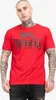 A man wearing a red t-shirt with a black logo. Produktbild-Vorschau