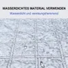 Nahaufnahme von hellgrauem gestepptem wasserdichtem Stoff mit Wassertropfen, die auf der Oberfläche perlen Anteprima dell’immagine prodotto