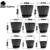 A diagram showing different sizes of black plant pots with their dimensions indicated by measurement lines and numbers. Produktbild-Vorschau