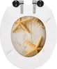 A toilet seat with a starfish design on a sandy background. Voir les images du produit