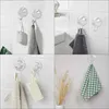 Vier Bilder von durchsichtigen Saugnapfhaken aus Kunststoff an weißen gefliesten und strukturierten Wänden, die verschiedene Handtücher, einen Bimsstein und einen Loofah halten Anteprima dell’immagine prodotto