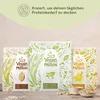 Three bags of vegan protein powder are displayed on a surface, with decorative illustrations of plants and ingredients surrounding them. A small bowl of oats is in the foreground. Anteprima dell’immagine prodotto