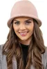 A woman wearing a pink hat and a gray cardigan. Anteprima dell’immagine prodotto