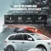 A white car with a black roof box is driving in the rain, with text overlays highlighting the product's features. Voir les images du produit
