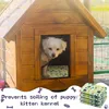 A small white dog peeking out of a wooden dog house with a patterned mat inside. The bottom of the image has text and a stack of patterned pads. Produktbild-Vorschau