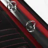 A close-up view of the inside of a black and red conference folder, showing the metal binder rings and some stitched pockets. Voir les images du produit
