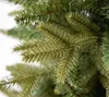 A close-up shot of artificial Christmas tree branches. Voir les images du produit