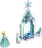 A LEGO set featuring Elsa from Frozen and a small ice castle courtyard with a fountain. Podgląd zdjęcia produktu