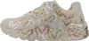 A side view of a beige sneaker with a heart pattern. Voir les images du produit