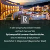 A luxury hotel with a pool and surrounding buildings, with text overlay promoting a product. Produktbild-Vorschau