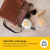 A breast pump and accessories are placed next to a brown leather bag on a marble surface, with a yellow overlay at the bottom containing text and an icon. Voir les images du produit