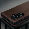 A close-up view of the back of a dark brown leather phone case, showing the camera module. Anteprima dell’immagine prodotto