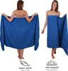 Two women are shown wearing large blue towels, demonstrating their size and coverage. Produktbild-Vorschau