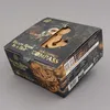 Verpackung von Blackbeard’s Compass mit Sichtfenster und Schriftzug ‚Escape Room in a Box‘, Produktdaten an der Seite. Produktbild-Vorschau