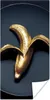 MuchoWow® Poster Goldene Banane auf dunklem Hintergrund Produktbild-Vorschau 1