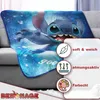 A blanket with a Lilo & Stitch design is draped over a sofa, with marketing icons and text overlaid. Anteprima dell’immagine prodotto