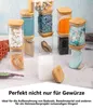 Mehrere klare quadratische Glas-Aufbewahrungsgläser mit hellen Bambusdeckeln, gefüllt mit verschiedenen Bastelartikeln und Badesalz Anteprima dell’immagine prodotto
