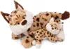 Two plush lynx toys, a mother and her cub, are lying down on a white background. Produktbild-Vorschau