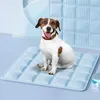 A dog sits on a light blue cooling mat with a textured blue background. Produktbild-Vorschau