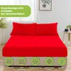 A red fitted sheet and two red pillowcases are neatly arranged on a bed, with decorative icons and text overlays highlighting product features. Produktbild-Vorschau