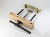 A woodworking vise and its components are laid out on a white surface. Produktbild-Vorschau
