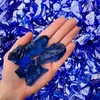 Blaue Glasbrocken auf einer Handfläche zur Größendarstellung Produktbild-Vorschau