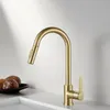 A gold kitchen faucet is shown on a white countertop next to a bowl of fruit. Produktbild-Vorschau