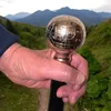 Weltkugel Spazierstock aus Holz mit graviertem Griff aus Produktbild-Vorschau 3
