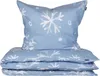 A folded duvet and pillow with a snowflake print on a white background. Produktbild-Vorschau