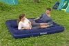 A couple relaxing on an air mattress outdoors, with tents in the background. Anteprima dell’immagine prodotto