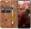 A brown leather flip case for a smartphone, open to reveal card slots and a banknote, with the smartphone screen displaying the time and date. Produktbild-Vorschau