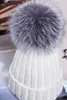 Weiße Rippstrickmütze mit großem flauschigen grauen Kunstfell-Pompon oben Anteprima dell’immagine prodotto