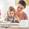Weißer tragbarer Thermodrucker mit hellgrünem Akzentring, gezeigt in einem Lifestyle-Umfeld mit einer Frau und einem Kind beim Zeichnen Náhled obrázku produktu