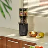 A juicer on a kitchen counter with apples. Produktbild-Vorschau