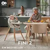 A family is having breakfast at a kitchen table. A baby is in a high chair, and parents are seated at the table. Produktbild-Vorschau