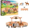 A toy playset of a horse stable with figures, shown on its packaging and as a separate display. Náhled obrázku produktu