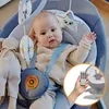 A baby is sitting in a gray baby bouncer with toys hanging above. A hand holding a remote control is shown in an inset circle. Produktbild-Vorschau
