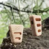 Zwei Holz-Klettergriffe von YY Vertical; einer mit drei Vertiefungen und einer mit zwei; aufgehängt an einer Schnur. Podgląd zdjęcia produktu